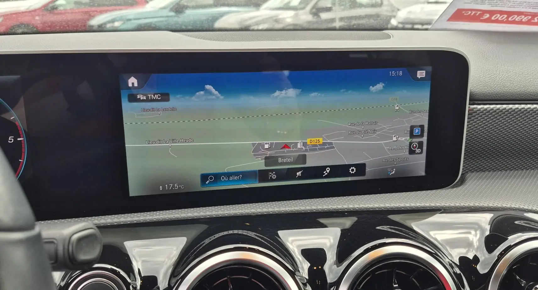 Vue rapprochée de l’écran tactile central du tableau de bord d’une Mercedes Classe A 180d gris foncé avec navigation affichée.