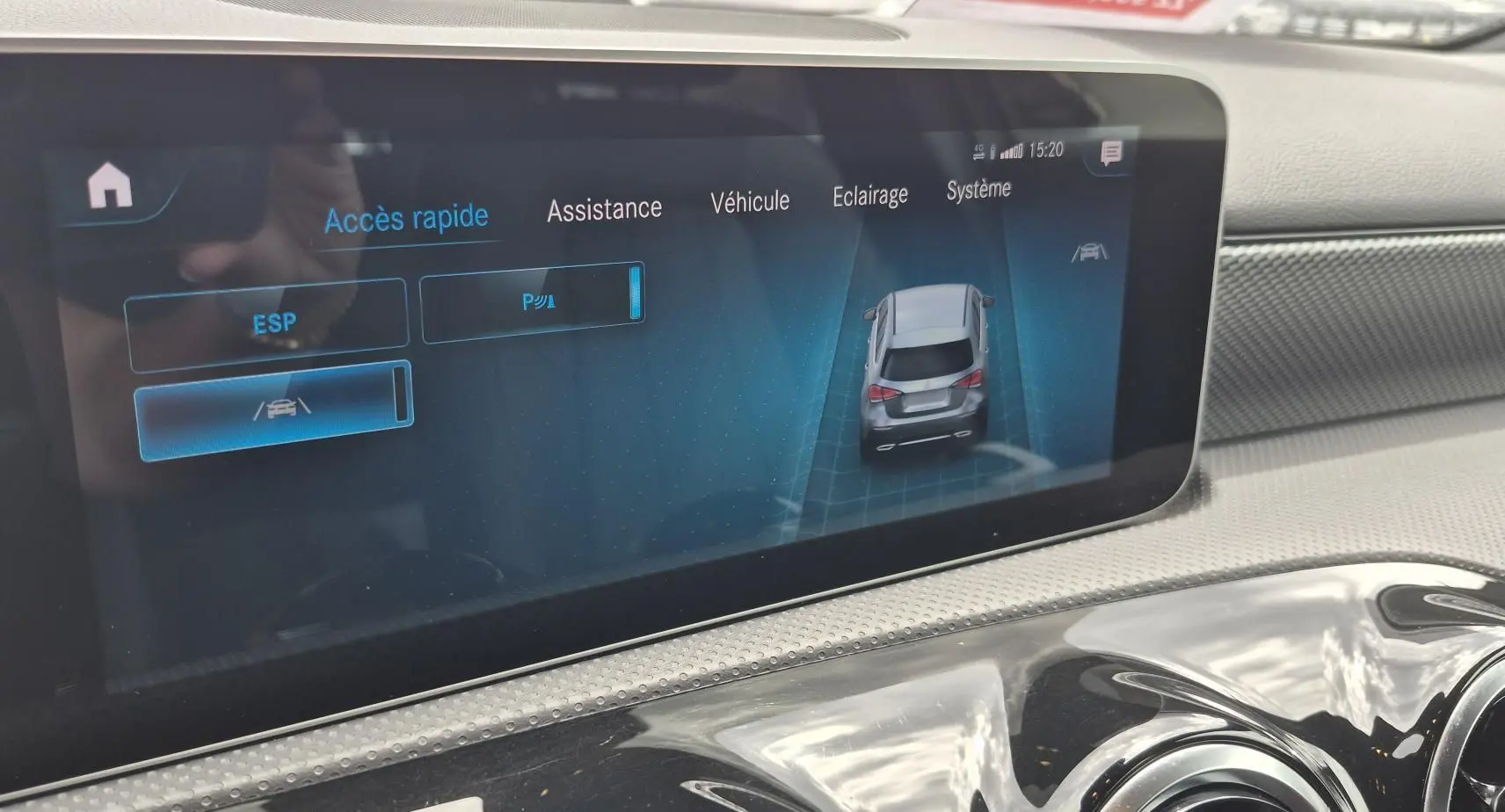 Écran tactile intérieur de la Mercedes Classe A 180d 2020 affichant les options d'assistance à la conduite.