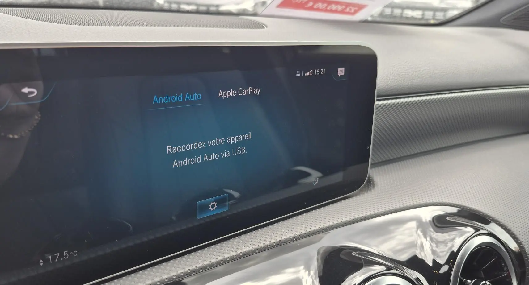 Écran tactile central affichant Android Auto dans l’habitacle gris clair d’une Mercedes Classe A 180d 2020.