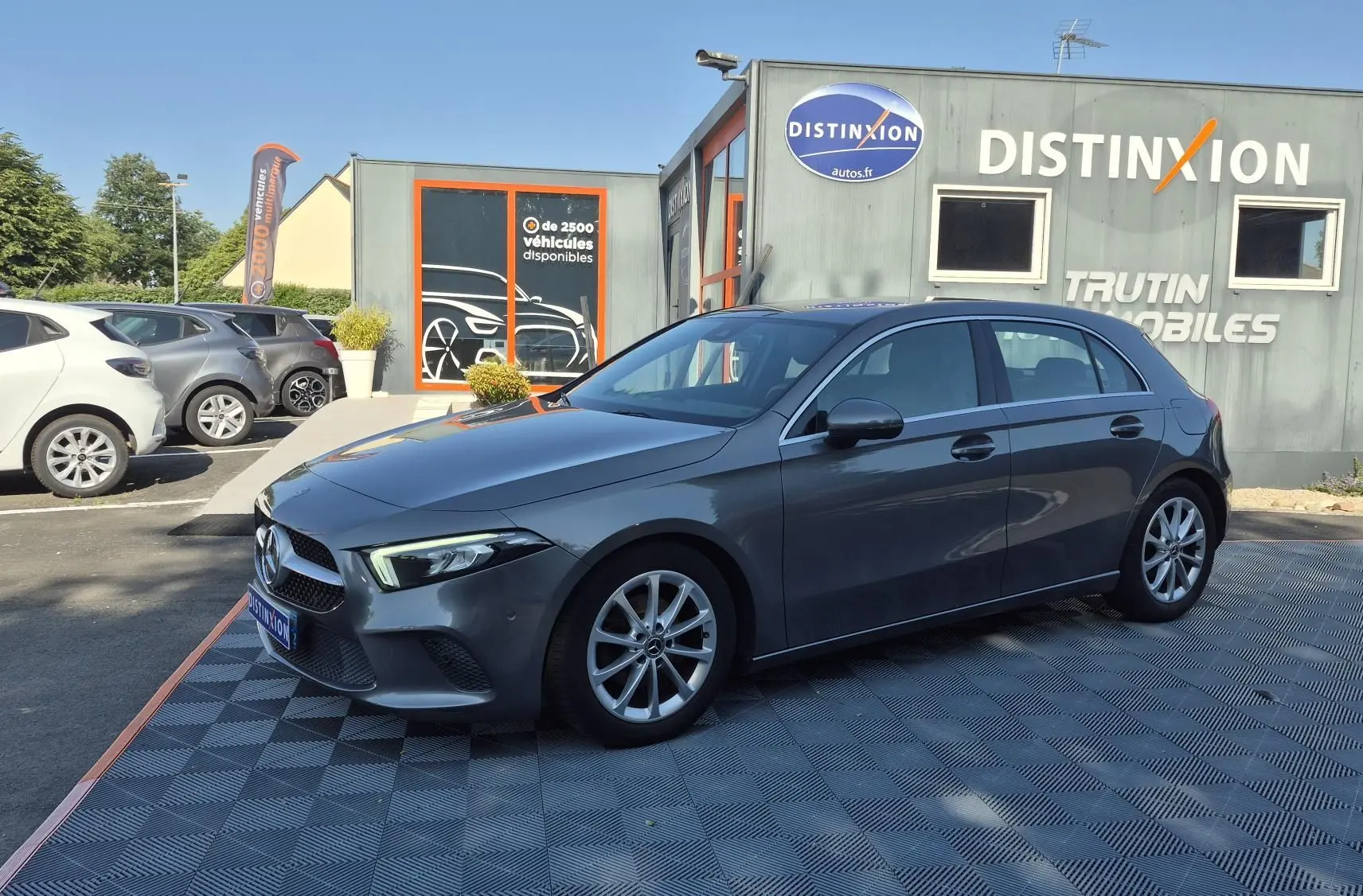 Mercedes Classe A 180d gris foncé vue 3/4 avant droit, avec jantes alliage et calandre distinctive au logo étoile.
