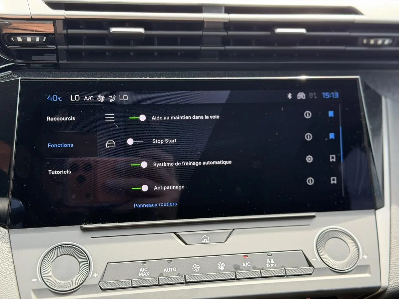 Gros plan sur l’écran tactile central de la Peugeot 308 SW 2025 affichant les aides à la conduite, intérieur gris Selenium.
