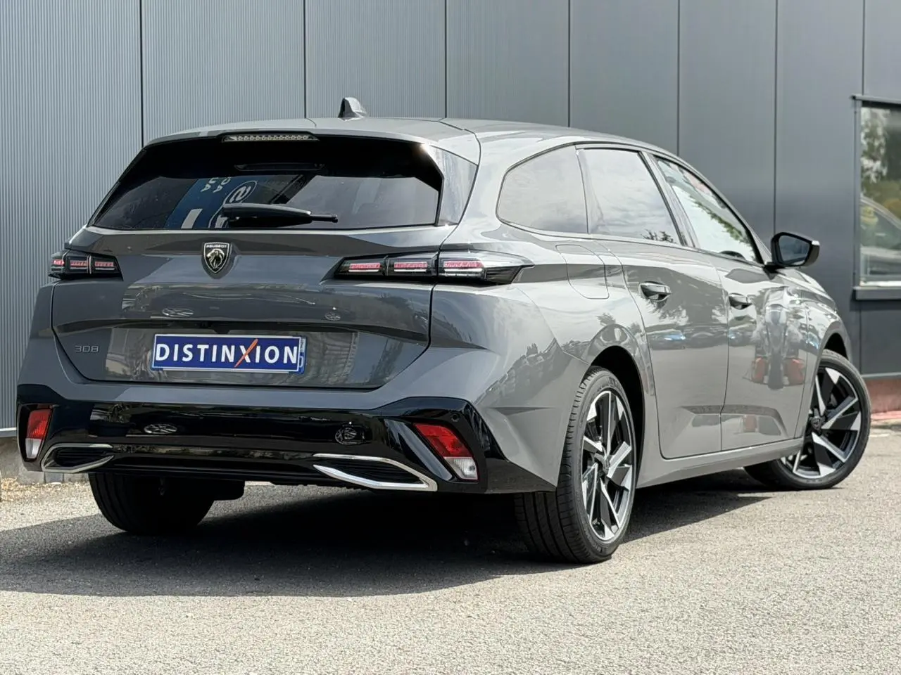 Peugeot 308 SW gris Selenium vue 3/4 arrière droit, jantes alliage 17'' et feux LED distinctifs.