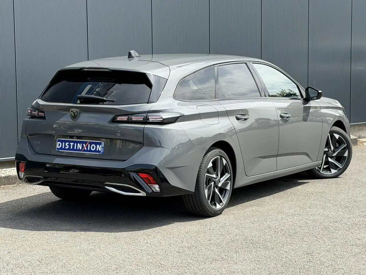 Peugeot 308 SW gris Selenium vue 3/4 arrière droit, jantes alliage 17'' et vitres surteintées.