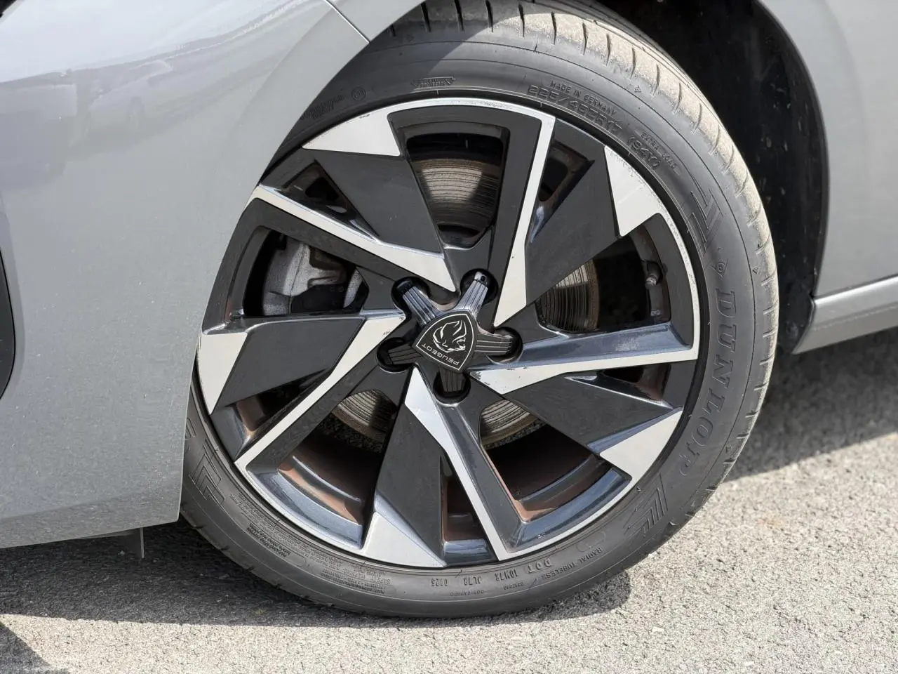 Gros plan sur la jante alliage 17'' Halong diamantée noire et argentée du côté avant droit du Peugeot 308 SW gris Selenium.