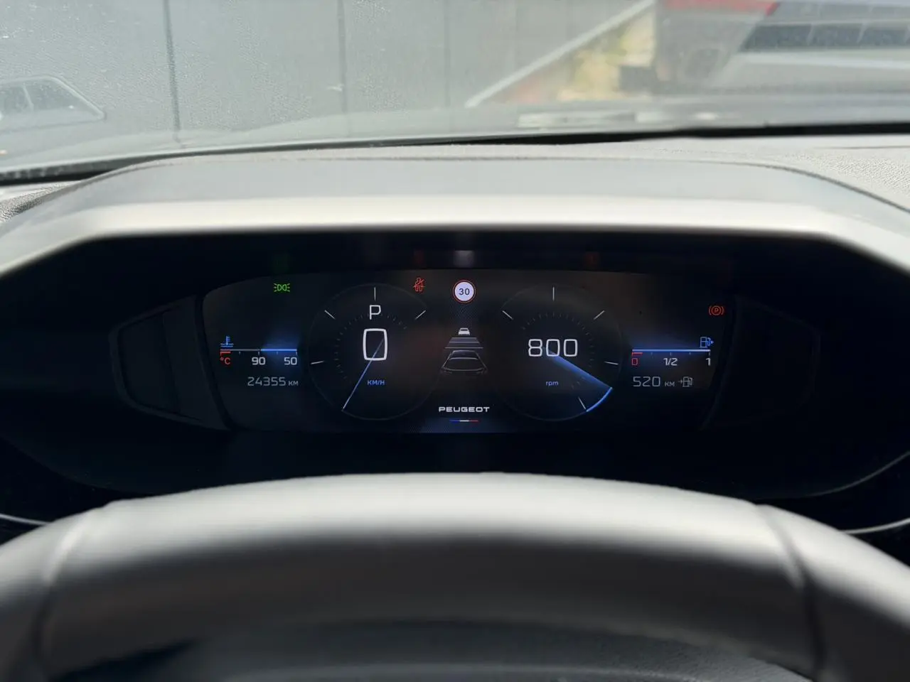 Vue rapprochée du tableau de bord numérique du Peugeot 308 SW 2025, affichage digital clair avec compteur et indicateurs.