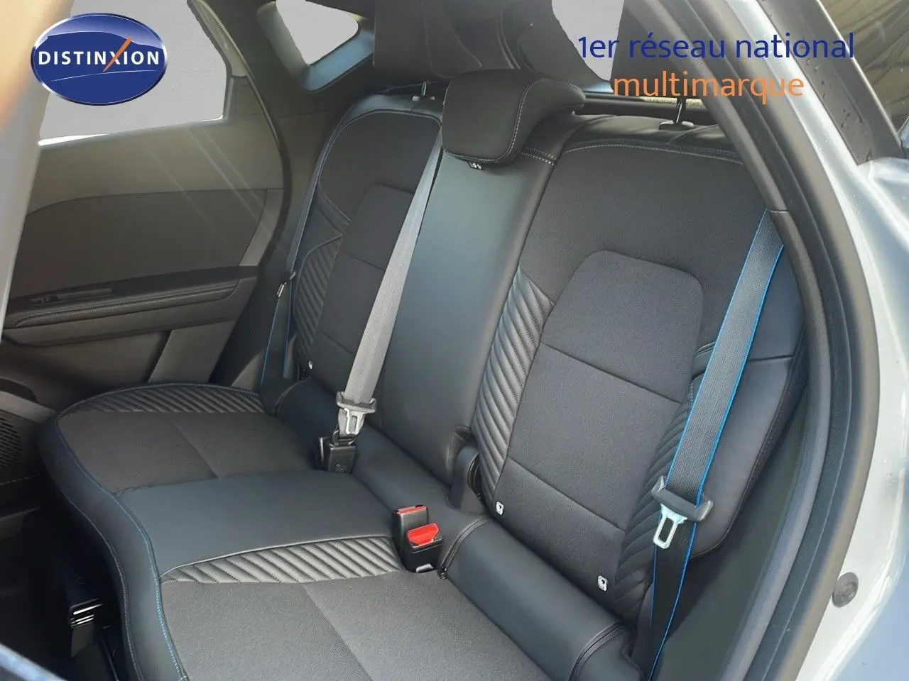 Vue intérieure des sièges arrière en tissu noir avec surpiqûres bleues du Renault Captur E-Tech hybride 2025.