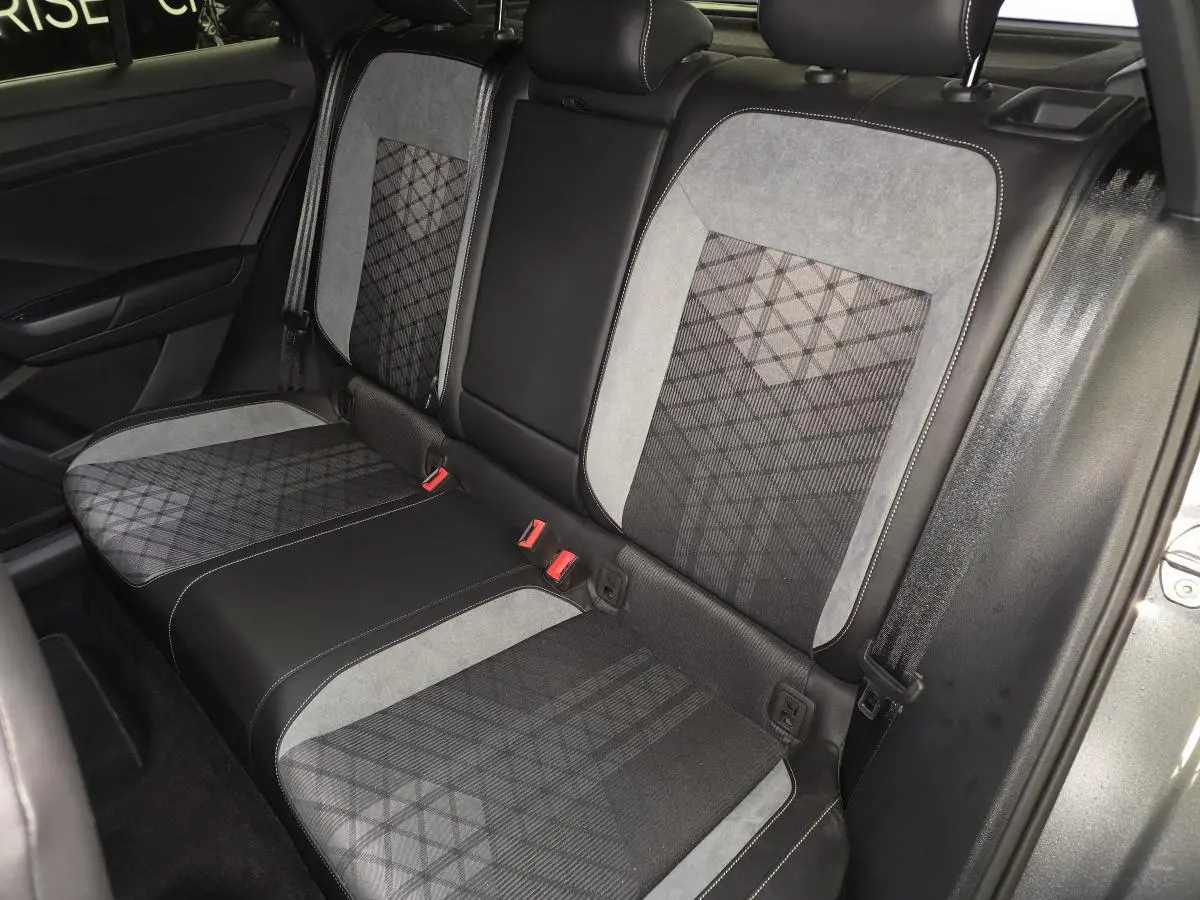 Vue intérieure des sièges arrière en tissu gris et noir du Volkswagen T-Roc 1.5 TSI Evo R-Line 2025.