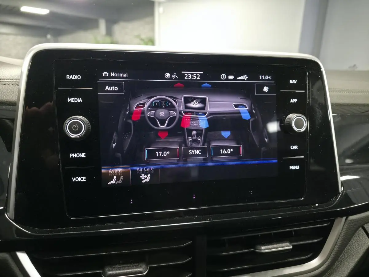Écran tactile central du Volkswagen T-Roc 2025 affichant la climatisation bi-zone avec interface moderne.