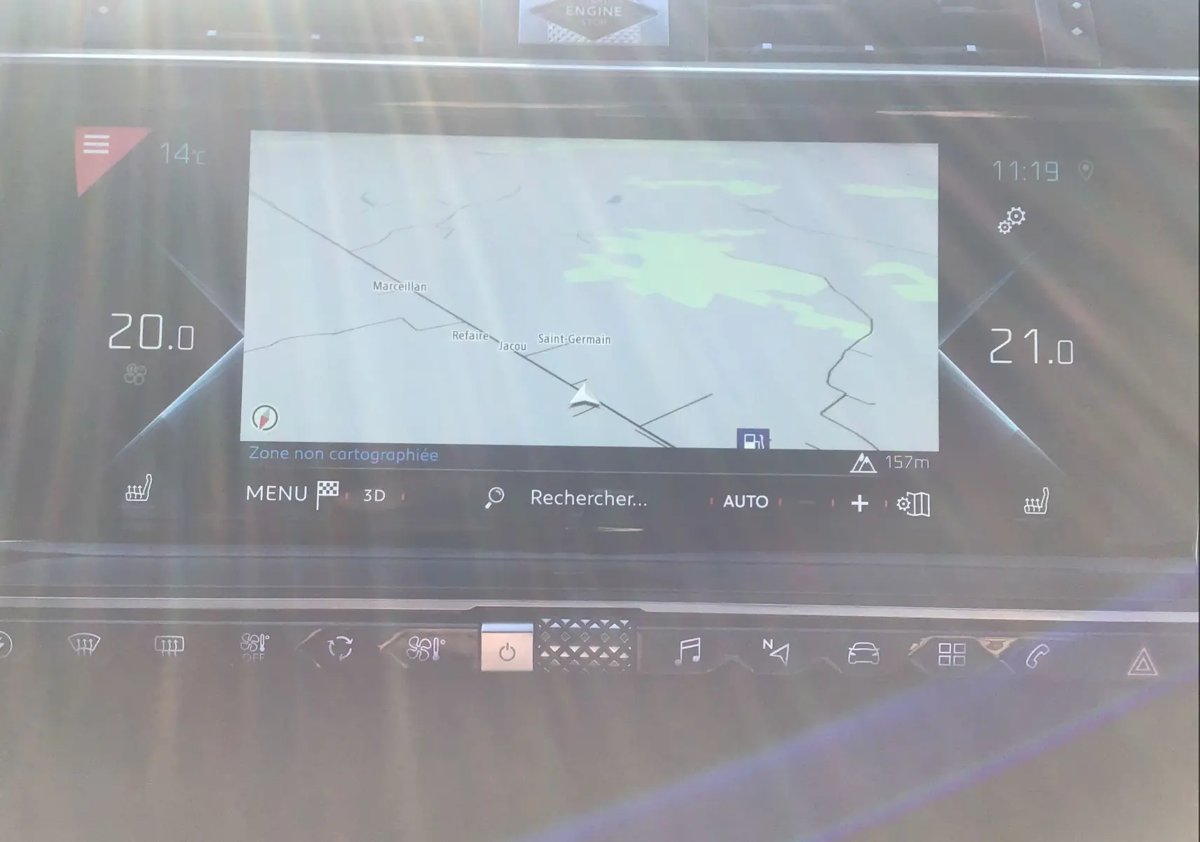 Vue rapprochée de l’écran tactile central du DS7 Crossback noir 2023, affichant la navigation GPS et les réglages climatiques.