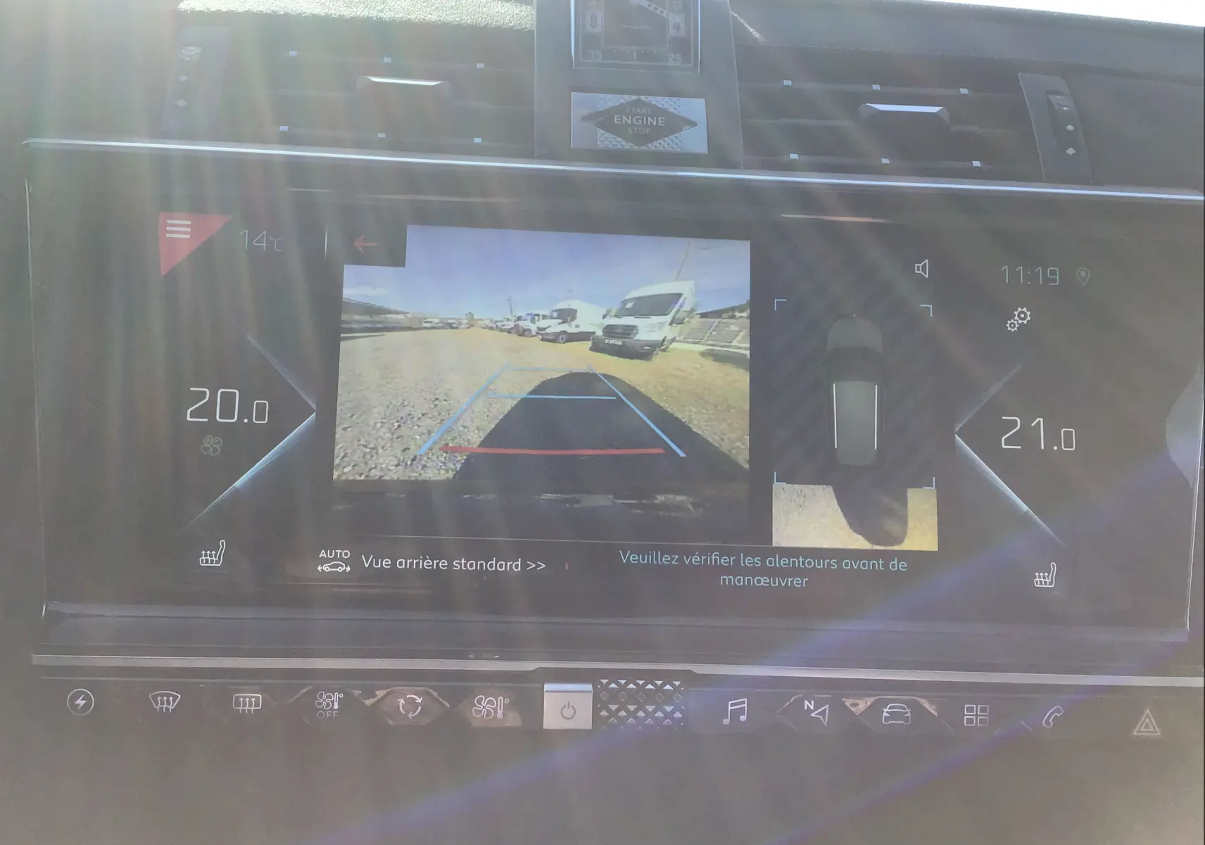 Écran tactile intérieur du DS7 Crossback noir montrant la caméra de recul avec affichage des températures à 20 et 21°C.