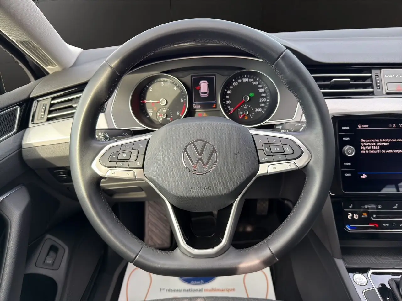 Vue rapprochée du volant cuir multifonction et du tableau de bord de la Volkswagen Passat SW 2.0 TDI 2022.