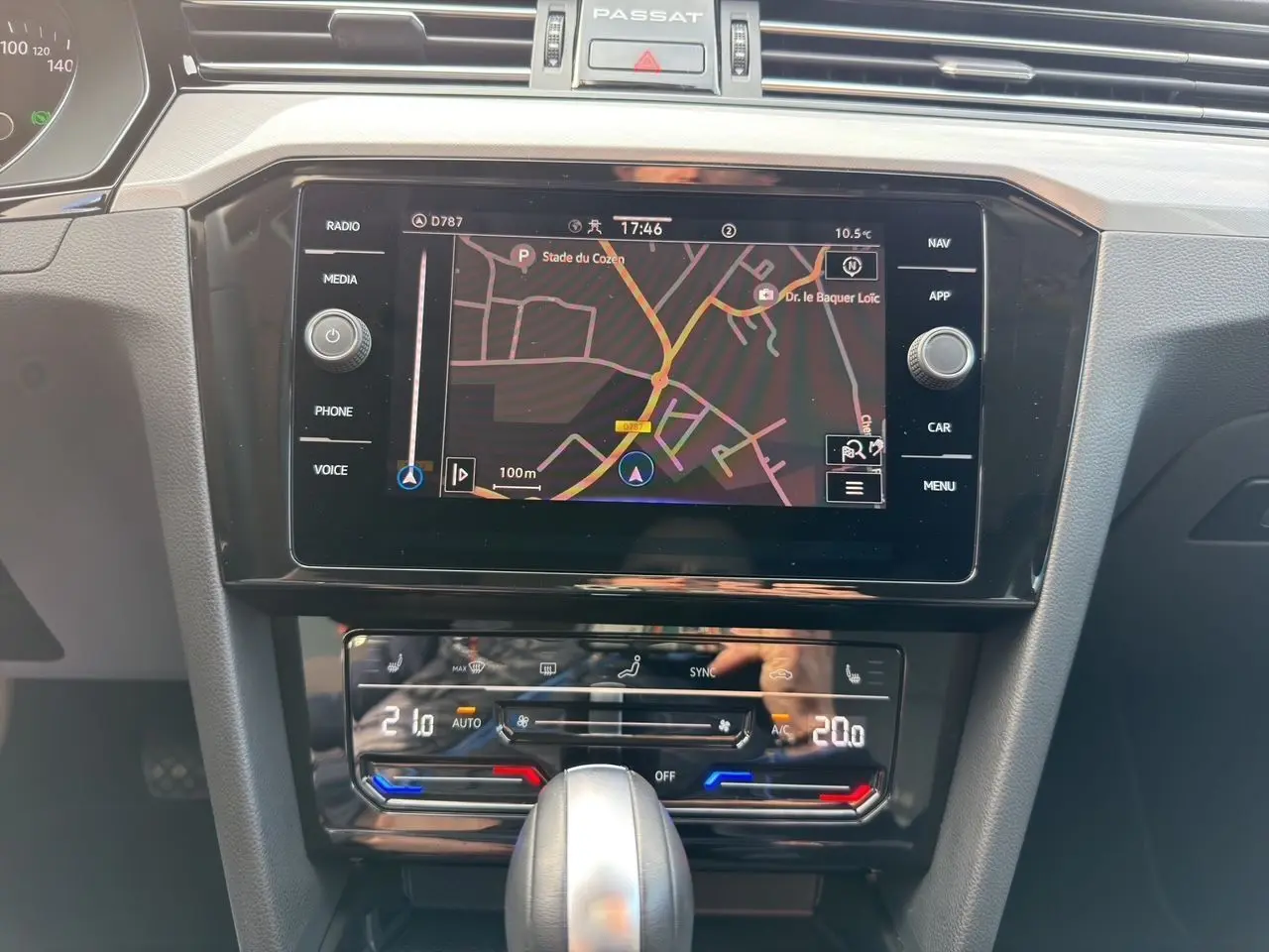 Vue rapprochée de la console centrale de la Volkswagen Passat SW 2022 avec écran tactile GPS et commandes climatisation.