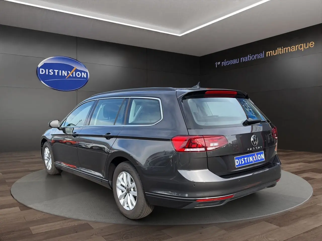 Volkswagen Passat SW gris manganèse vue 3/4 arrière droit sur plateau en showroom Distinxion.