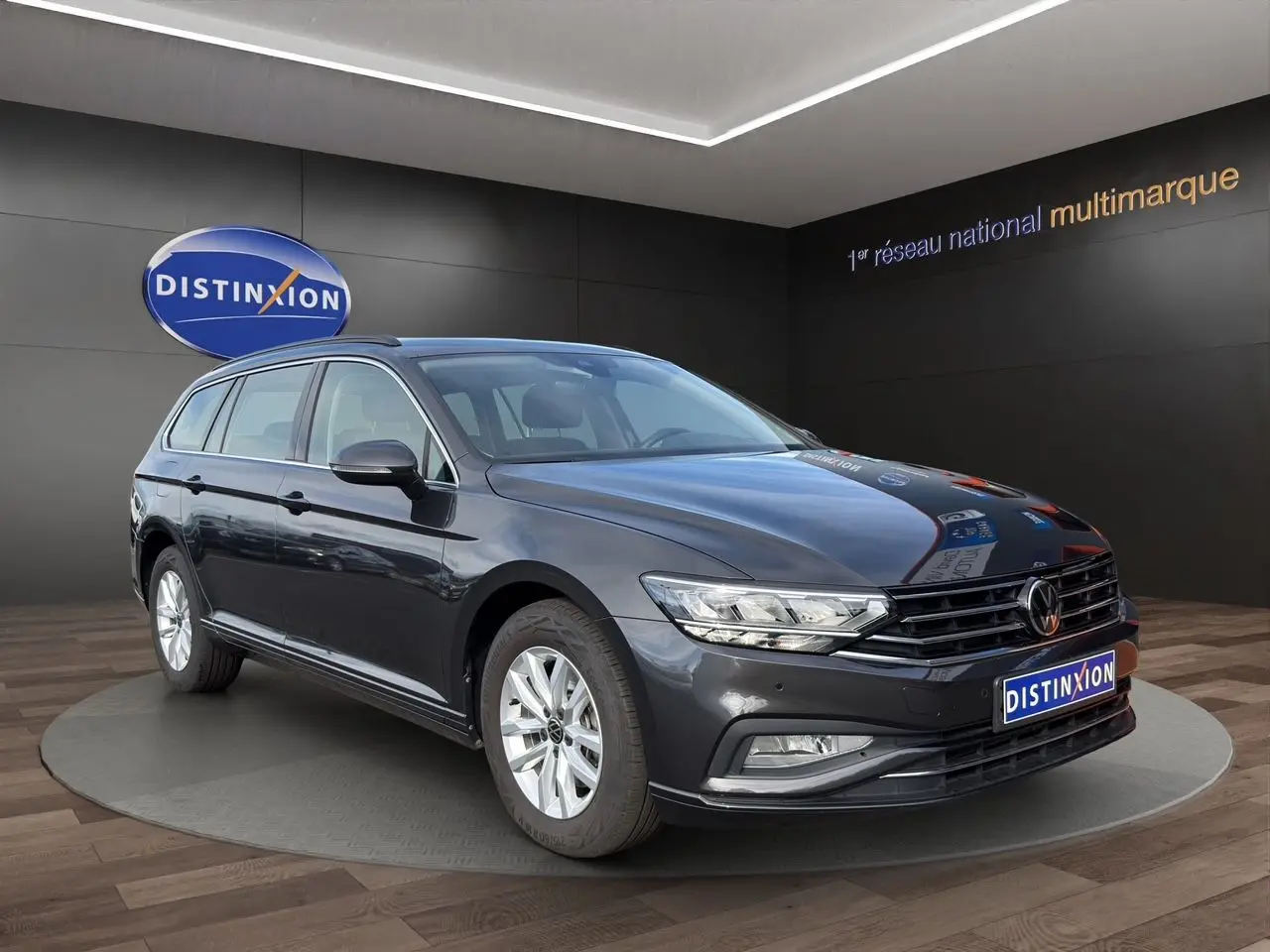 Volkswagen Passat SW gris manganèse vue 3/4 avant droit, avec jantes alliage et calandre chromée.