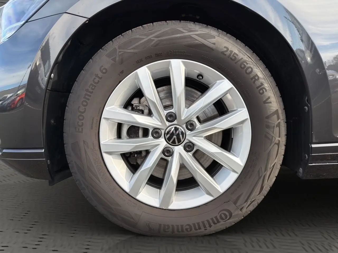 Gros plan sur la jante alliage 16 pouces et pneu Continental d'une Volkswagen Passat SW gris manganèse côté arrière droit.