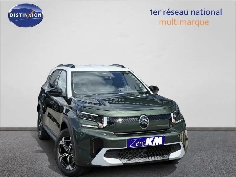 Vue 3/4 avant d'un Citroën C3 Aircross 2026 vert Montana avec toit blanc et jantes alu distinctives.