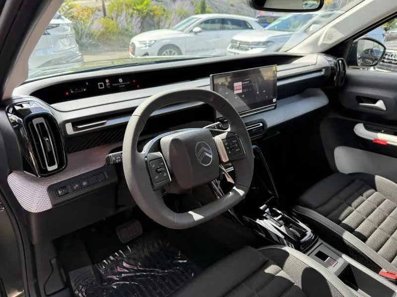 Vue intérieure avant droite du Citroën C3 Aircross 2026, tableau de bord moderne avec écran tactile et volant multifonction.