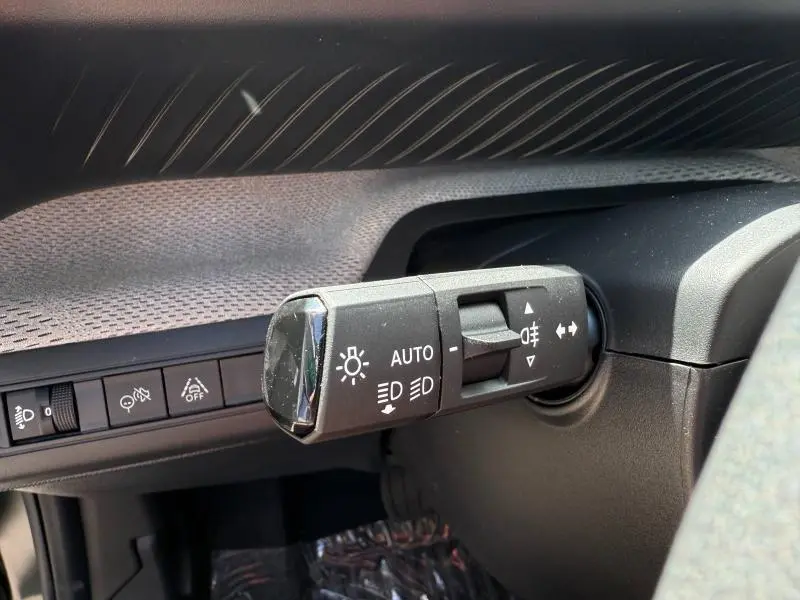 Gros plan sur la commande des phares et clignotants à gauche du volant dans l’habitacle du Citroën C3 Aircross 2026.