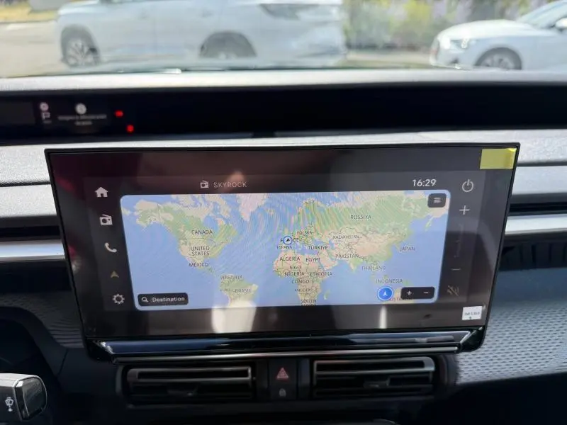 Vue intérieure du tableau de bord du Citroën C3 Aircross 2026, écran tactile GPS en fonctionnement.