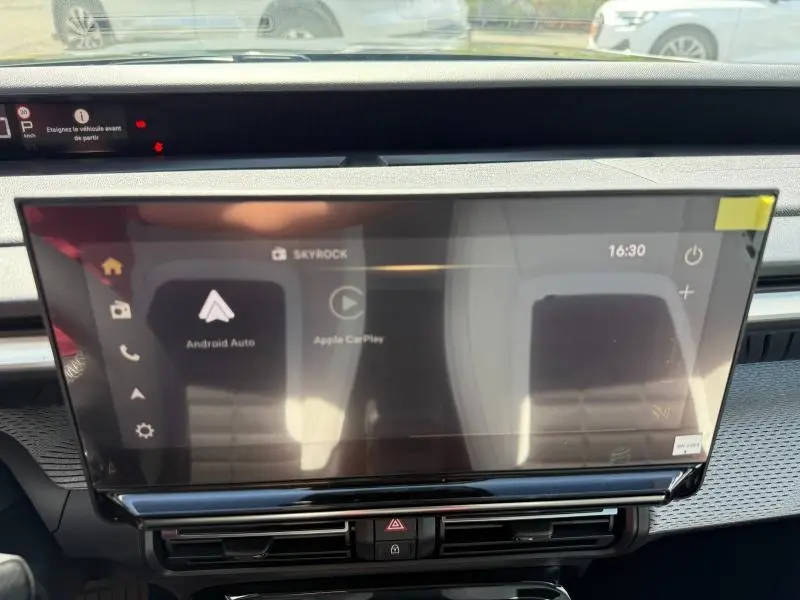 Écran tactile central du tableau de bord du Citroën C3 Aircross 2026, affichant Android Auto et Apple CarPlay.