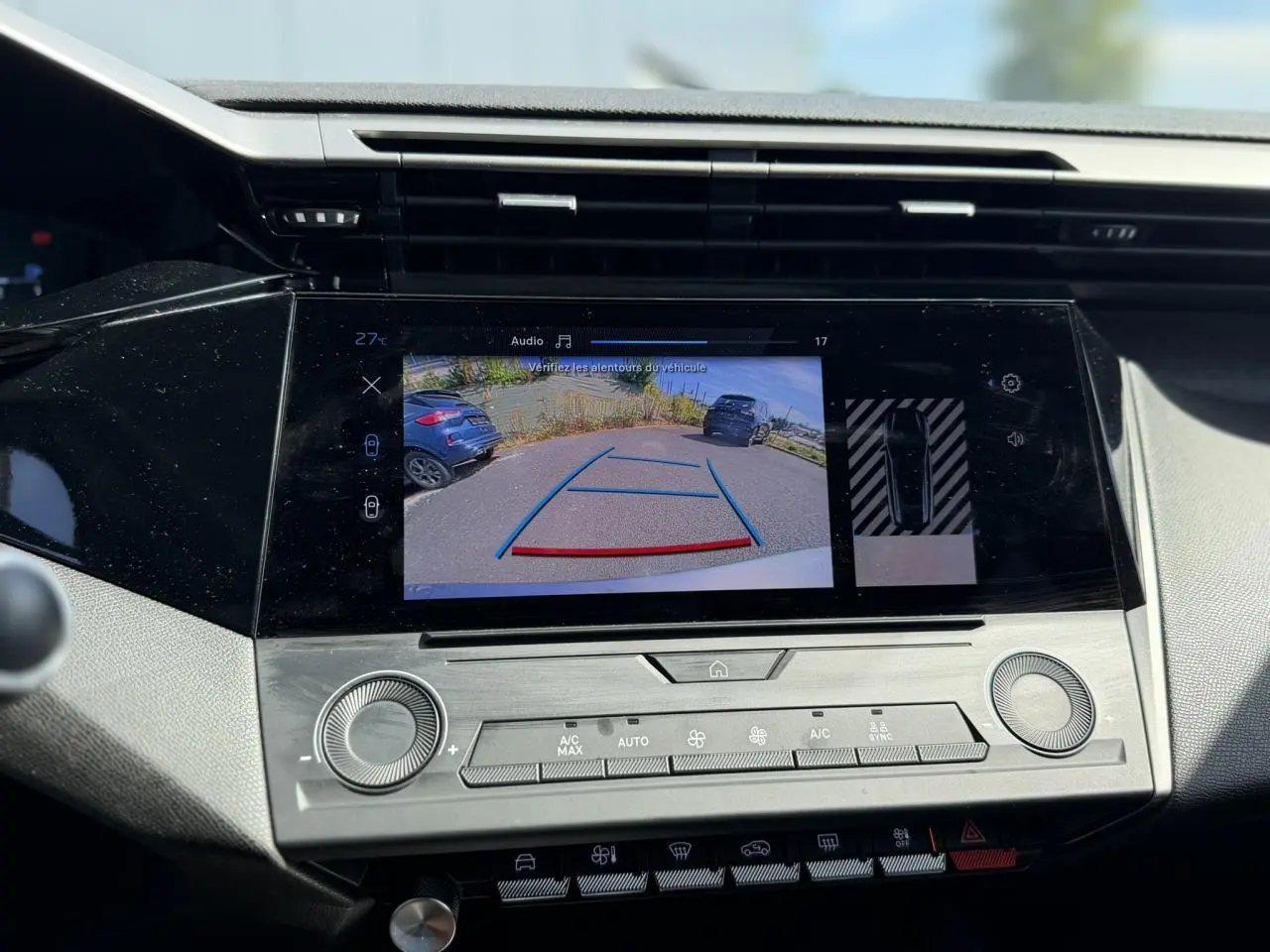 Vue rapprochée de l’écran central tactile affichant la caméra de recul dans un Peugeot 308 SW gris Artense.