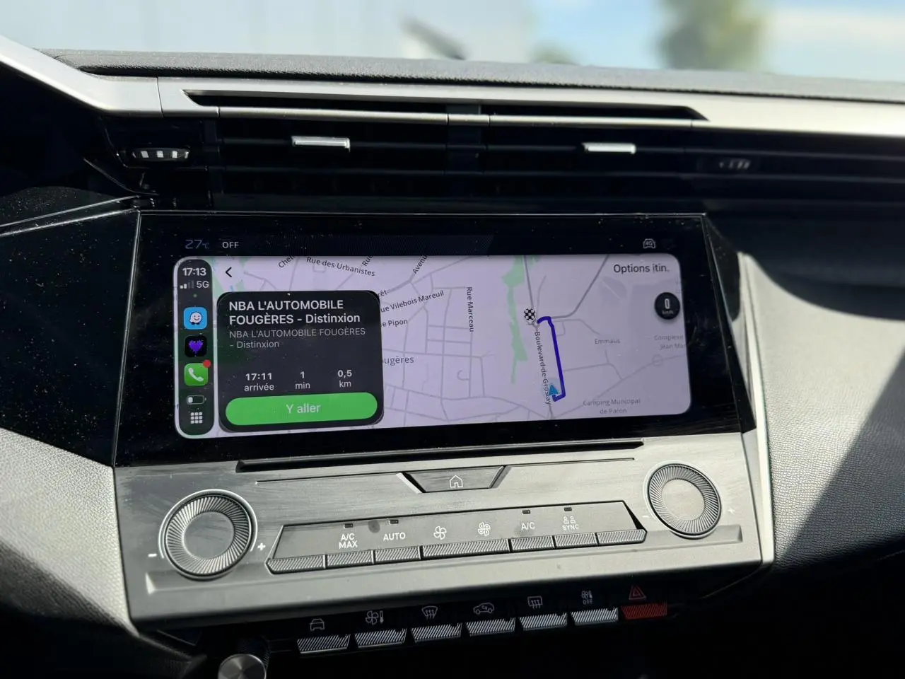 Écran tactile central du tableau de bord de la Peugeot 308 SW 2025 affichant un itinéraire GPS en mode Mirror Screen.