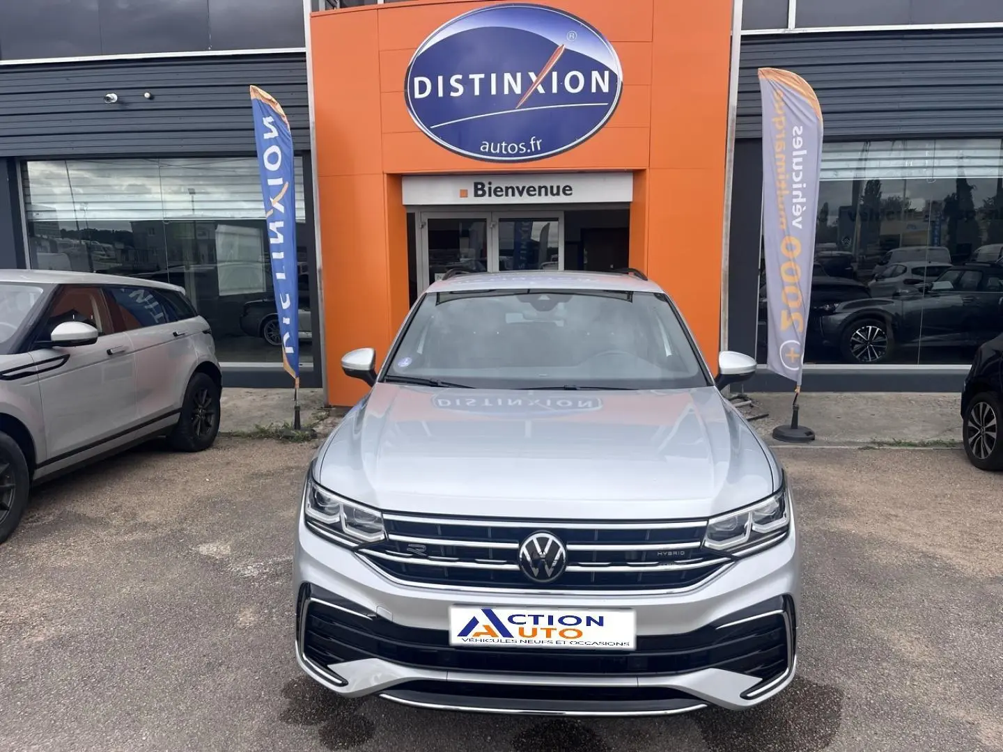 Vue avant d'un Volkswagen Tiguan 1.4 eHybrid gris dauphin métallisé, avec calandre R-Line et phares LED.
