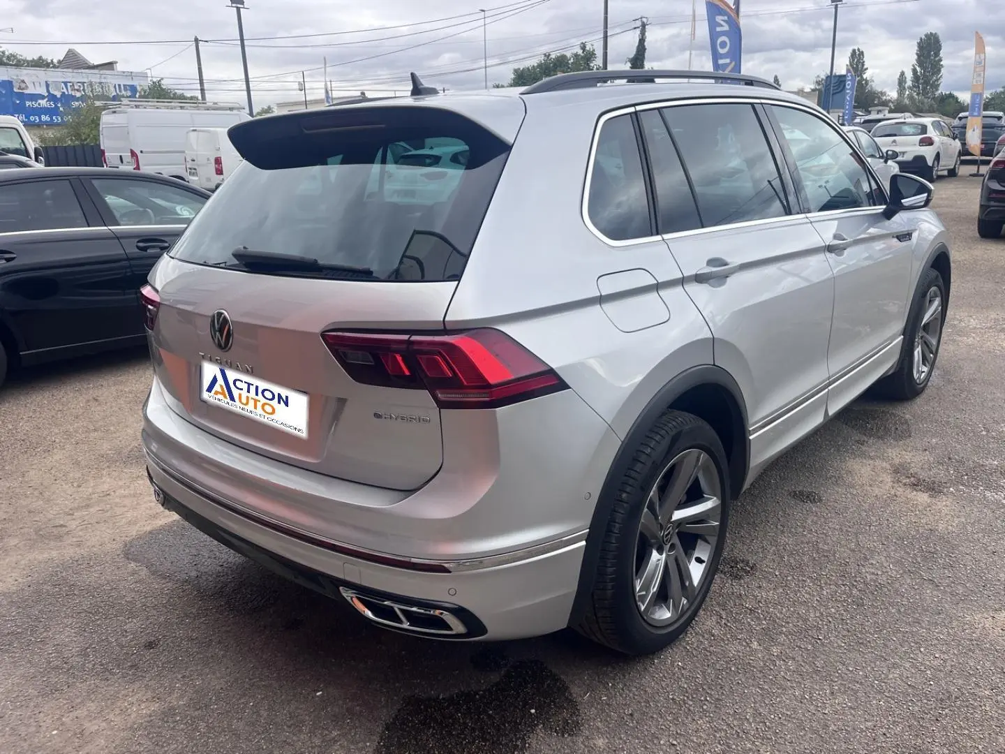Vue 3/4 arrière droite d'un Volkswagen Tiguan gris dauphin métallisé avec jantes alu et feux LED distinctifs.