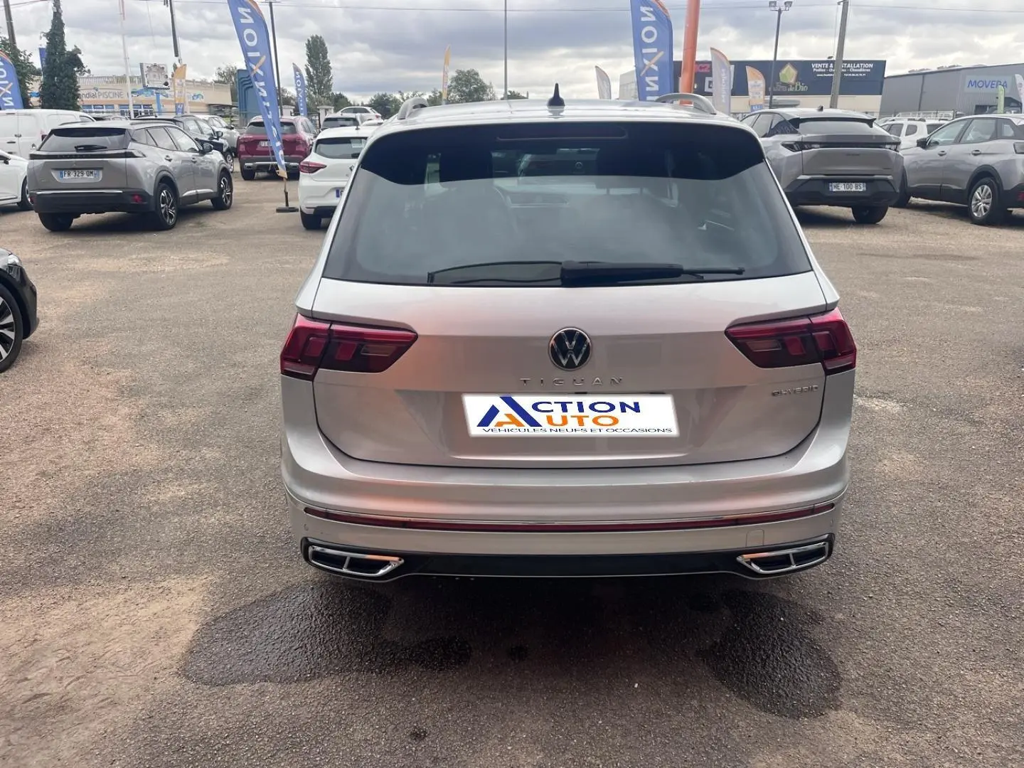 Vue arrière d'un Volkswagen Tiguan gris dauphin métallisé avec feux LED et double sortie d'échappement intégrée.
