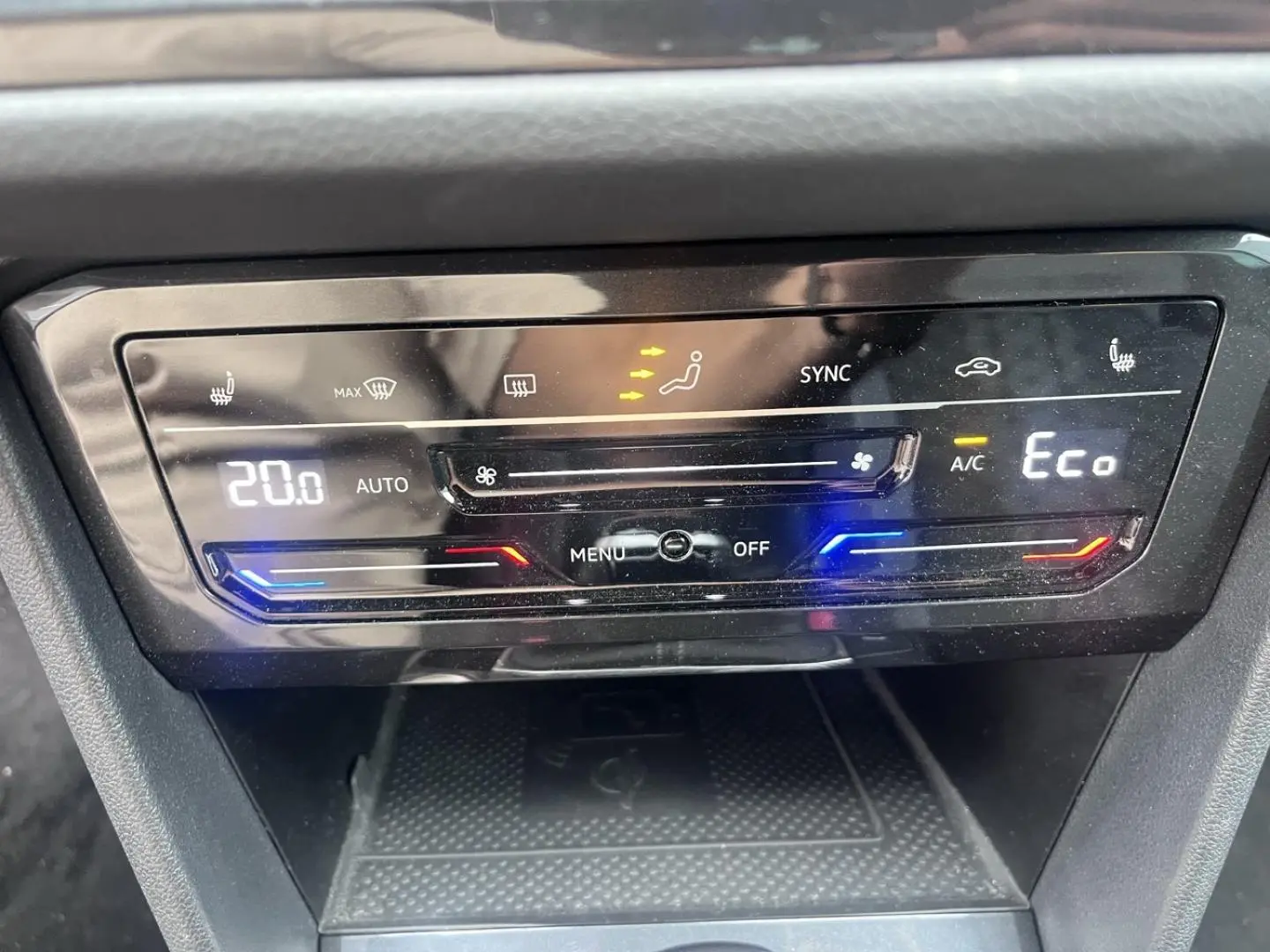 Gros plan sur la commande de climatisation digitale du Volkswagen Tiguan 1.4 eHybrid gris Dauphin, affichant 20°C et mode Eco.