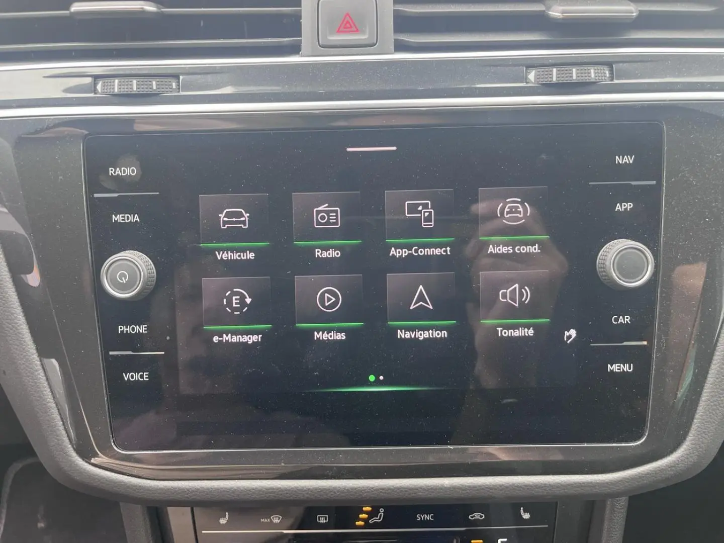 Écran tactile central du Volkswagen Tiguan 2023 affichant le menu principal avec options multimédia et navigation.
