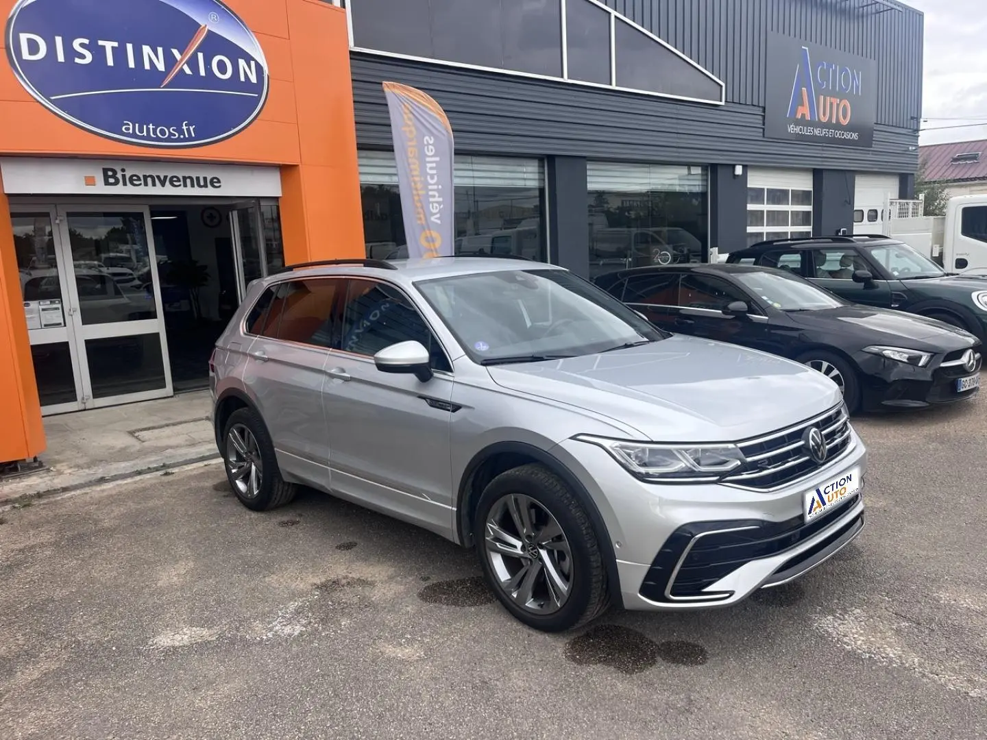 Volkswagen Tiguan 1.4 eHybrid gris dauphin métallisé, vue 3/4 avant avec jantes alu et vitres surteintées.