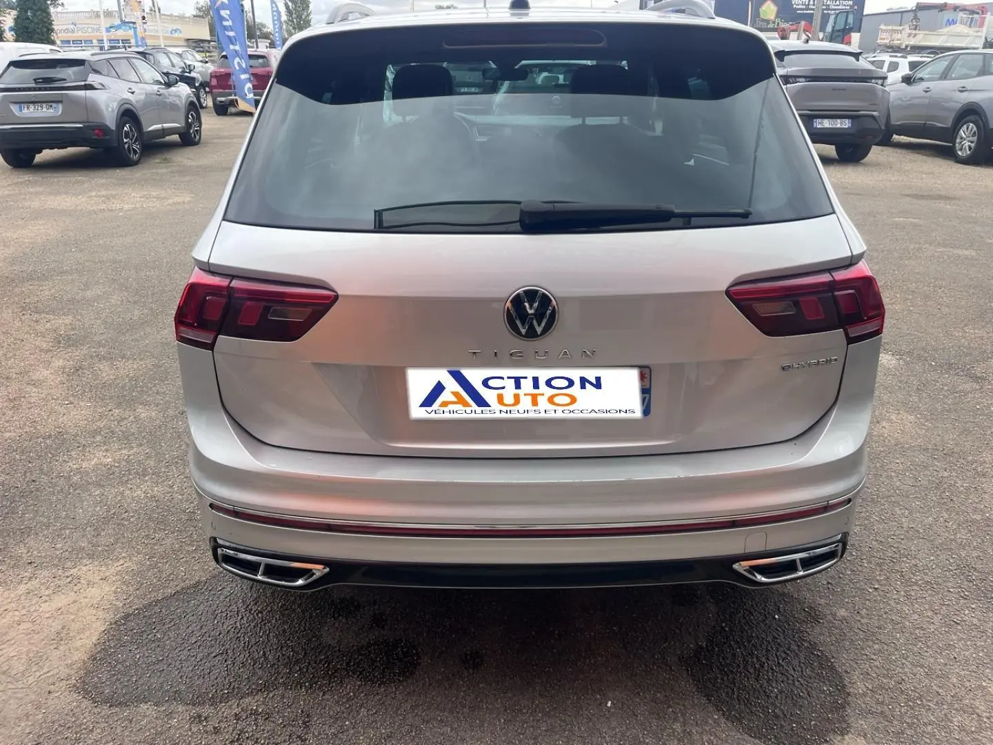 Vue arrière d'un Volkswagen Tiguan gris dauphin métallisé avec logo et feux LED distinctifs.