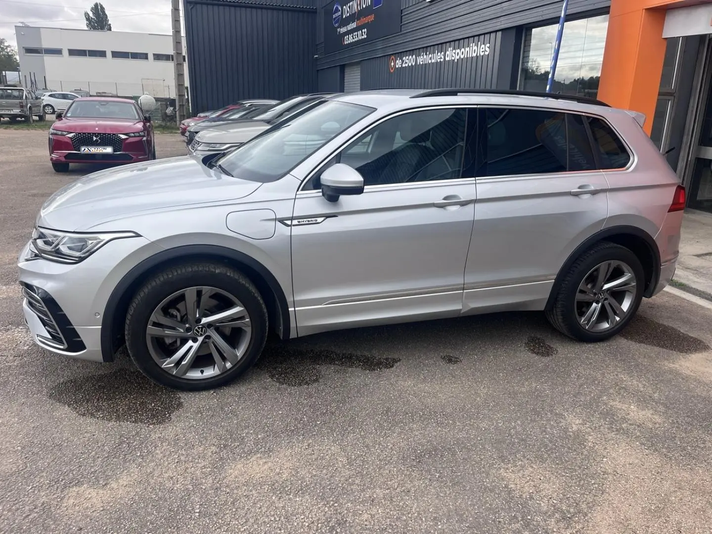 Volkswagen Tiguan 1.4 eHybrid gris dauphin métallisé vu de profil côté gauche, jantes alu et vitres surteintées.