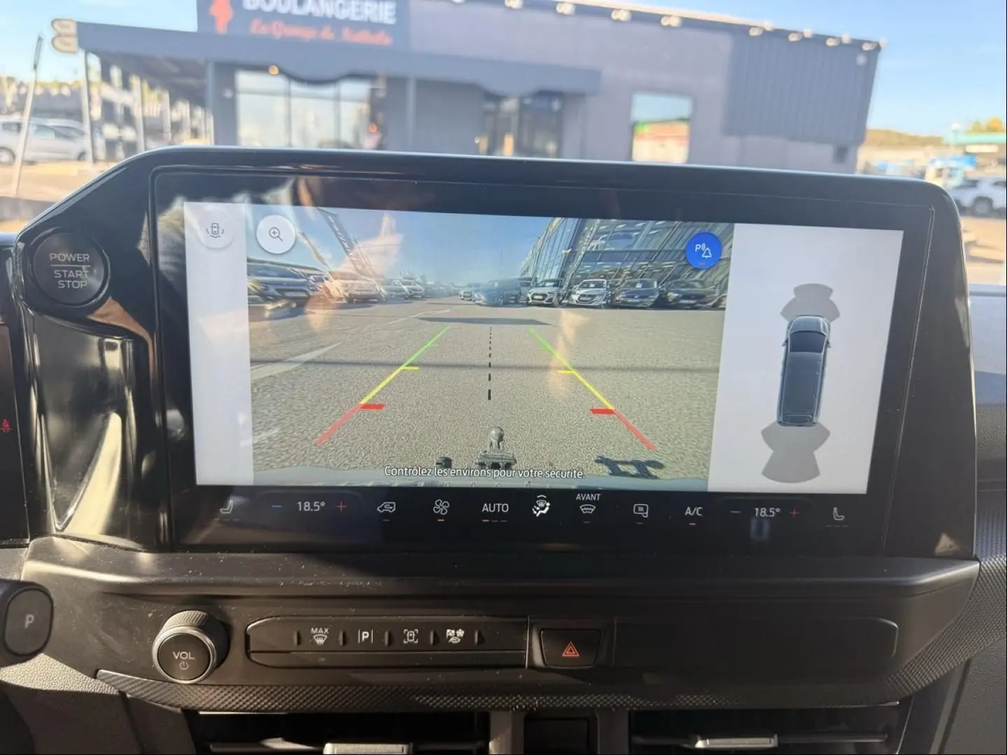 Écran central du Ford Transit Custom gris 2024 montrant la caméra de recul avec lignes de guidage colorées.