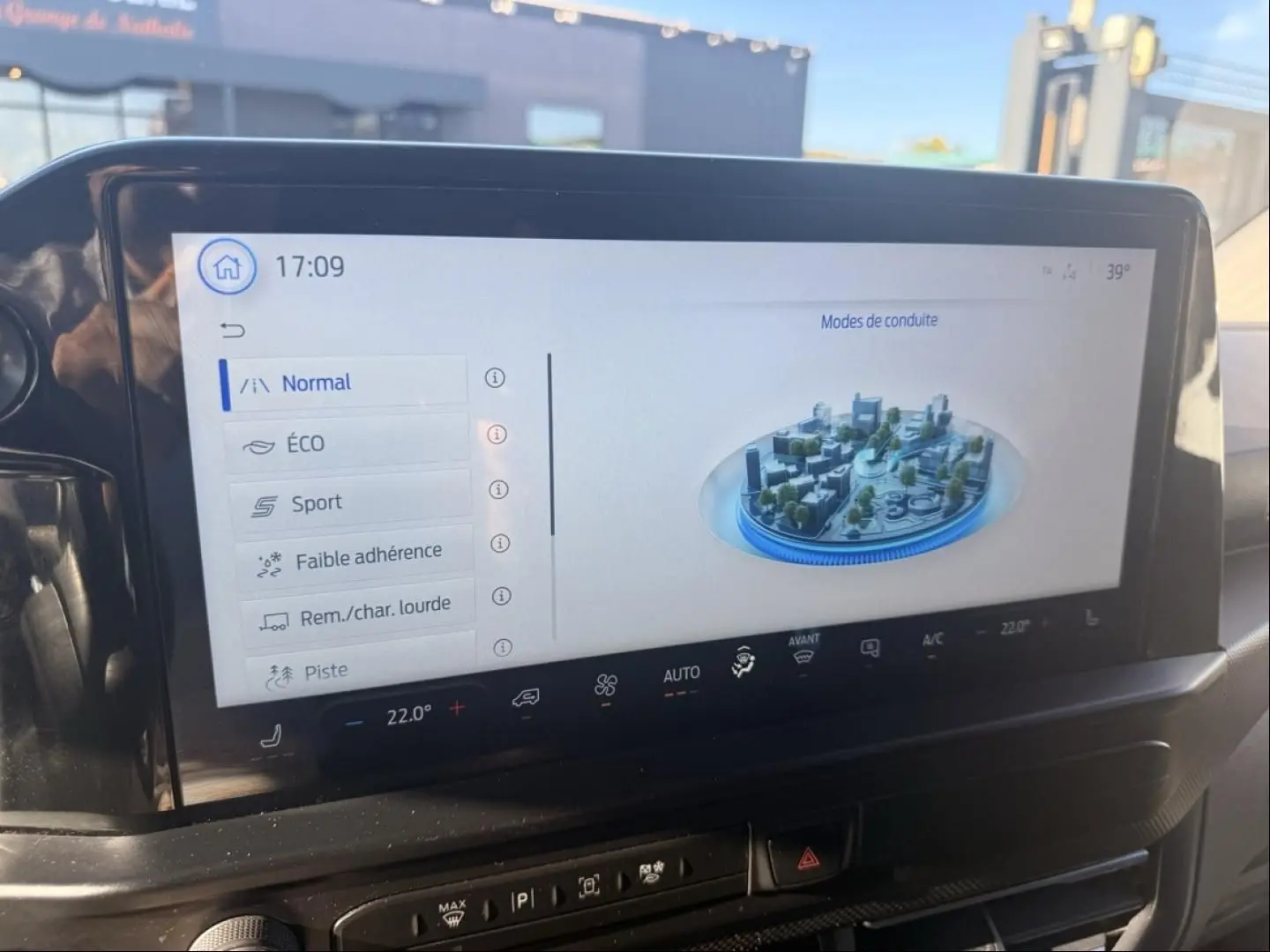 Écran tactile intérieur du Ford Transit Custom 2024 affichant les modes de conduite avec interface moderne et claire.
