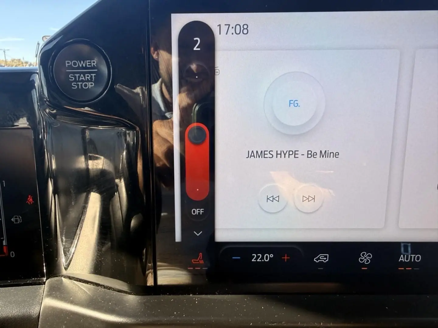Détail de l'intérieur du Ford Transit Custom 2024 montrant le bouton start/stop et l'écran tactile avec commandes climatisation.
