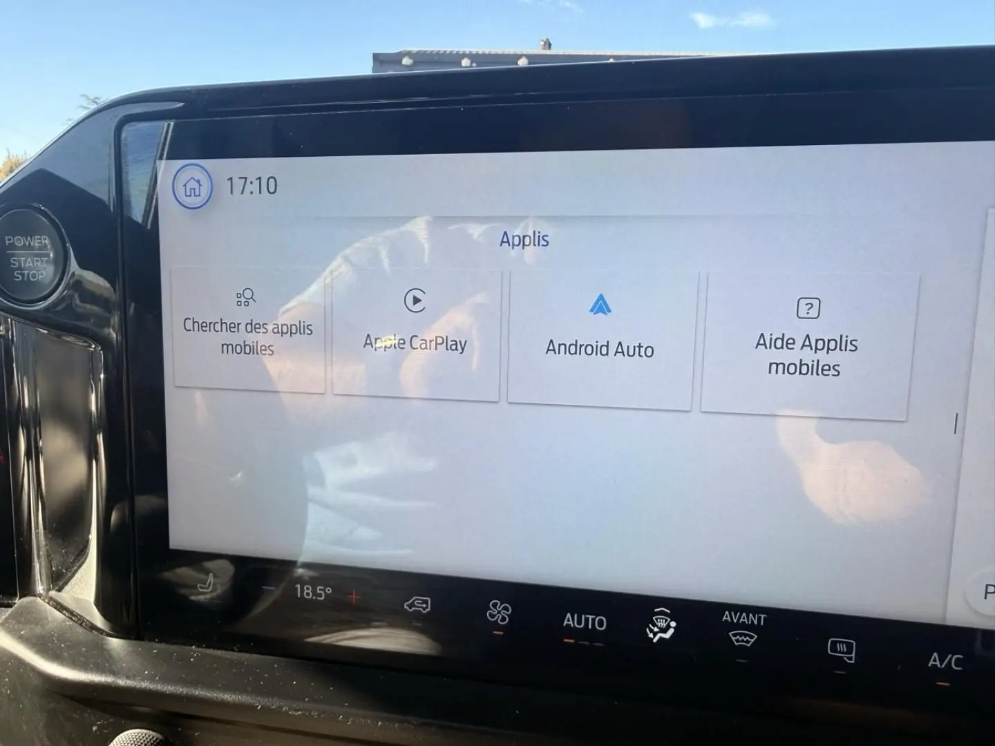 Écran tactile central du Ford Transit Custom Fourgon gris 2024, affichant les options Apple CarPlay et Android Auto.
