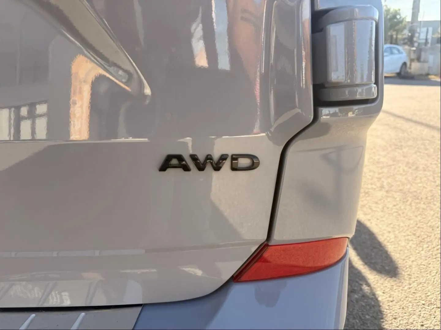 Gros plan sur l'arrière droit gris du Ford Transit Custom Fourgon 2024 avec le badge AWD visible.