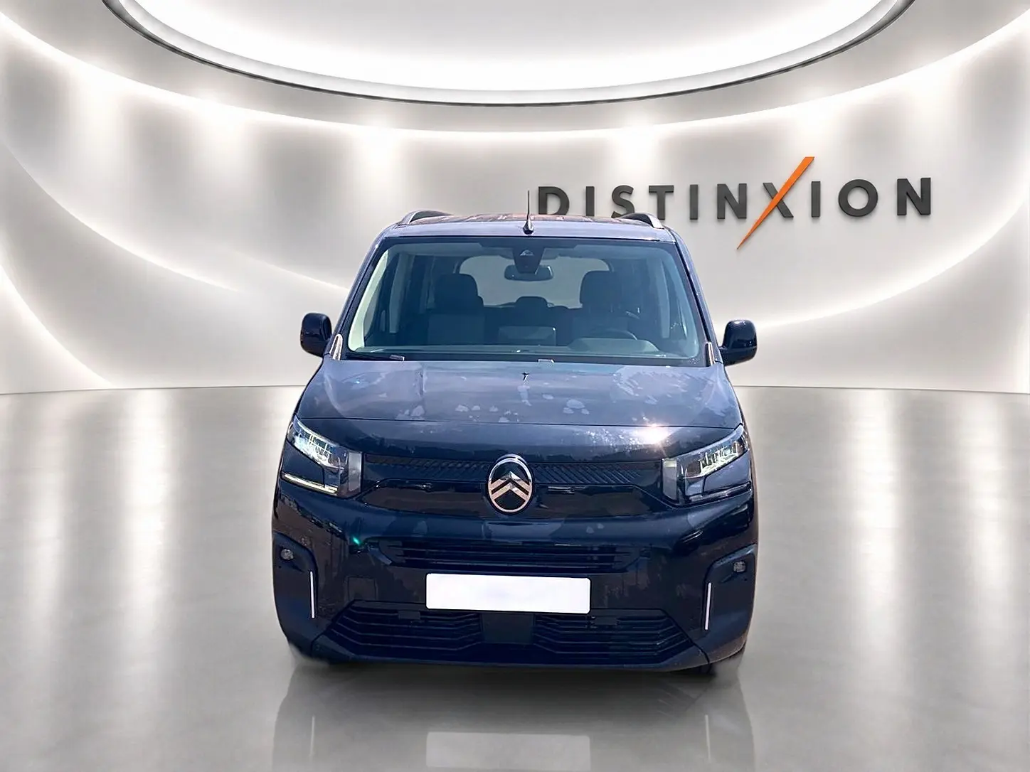 Vue avant d'un Citroën Berlingo noir 2026 avec phares LED et logo centré sur fond blanc lumineux.