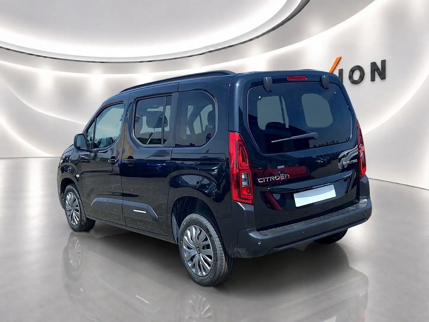 Vue 3/4 arrière droite d'un Citroën Berlingo noir 2026 avec barres de toit et vitres teintées.