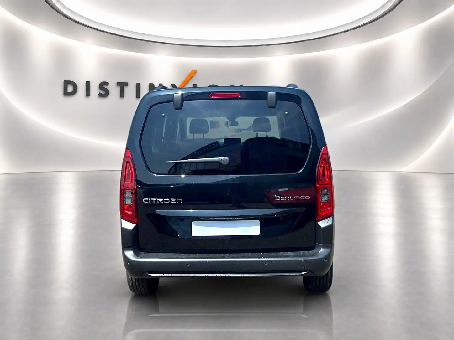 Vue arrière d'un Citroën Berlingo noir 2026 avec feux verticaux et pare-chocs gris contrastant.
