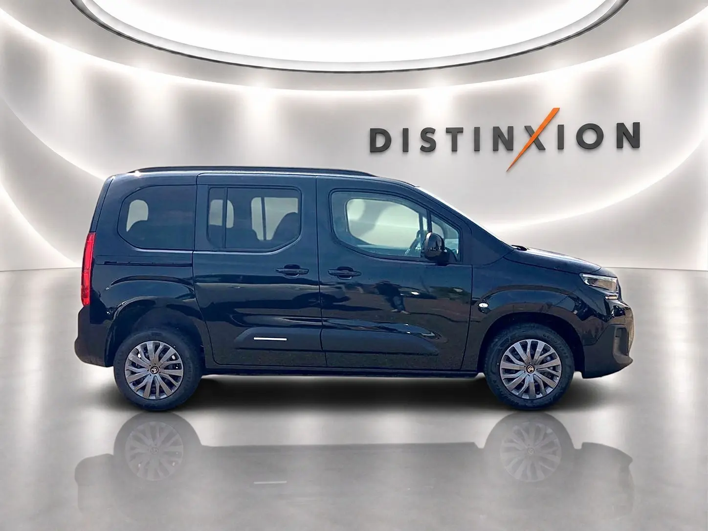 Profil côté gauche d’un Citroën Berlingo noir 2026 avec portes latérales coulissantes et jantes alu en studio.