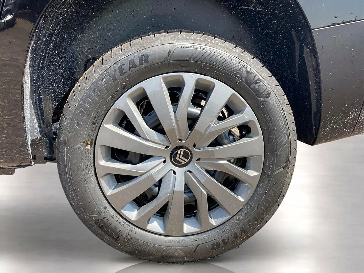 Gros plan sur la jante alu grise et le pneu Goodyear du côté avant gauche d’un Citroën Berlingo noir.