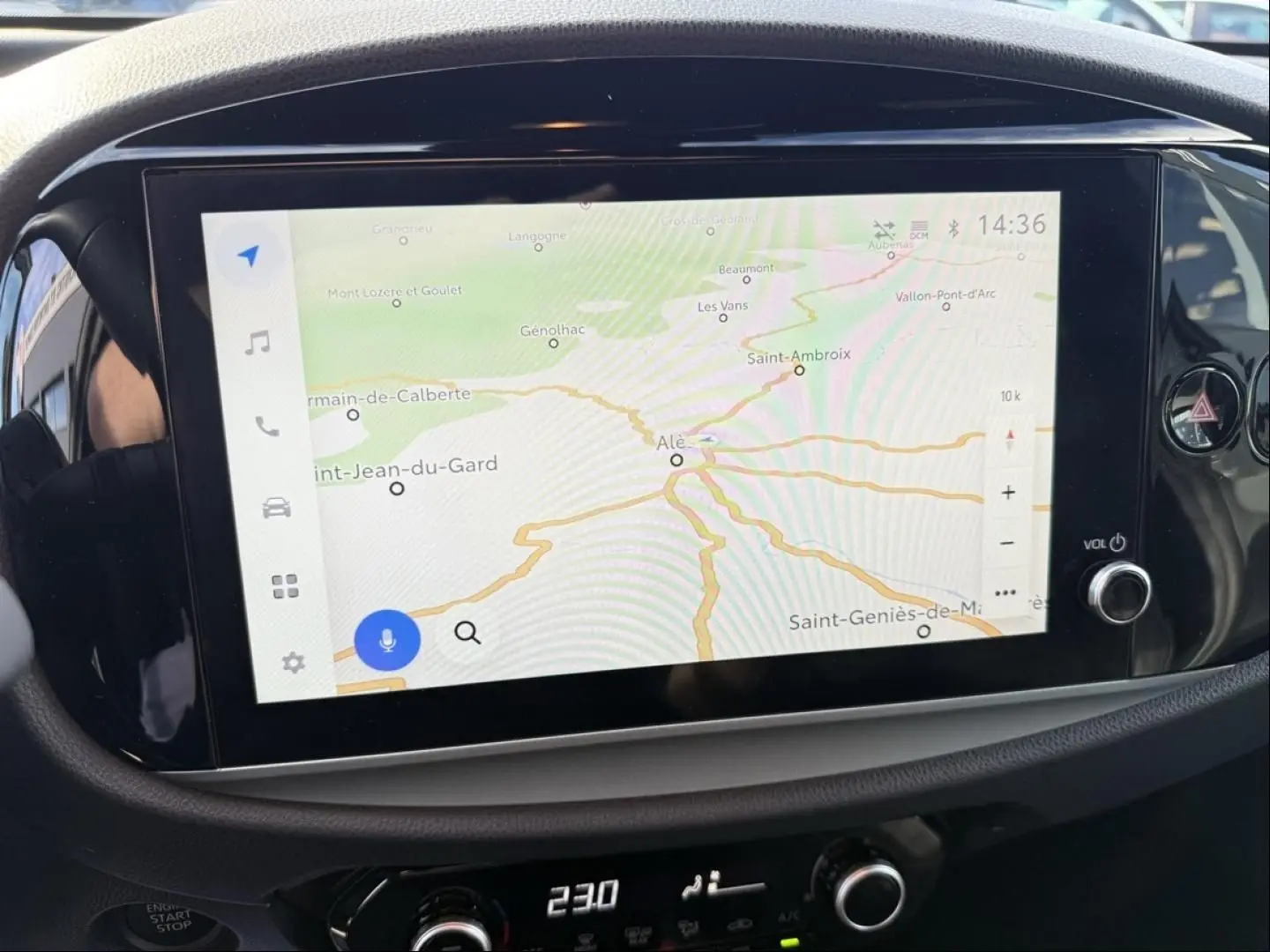 Vue rapprochée de l’écran tactile central du Toyota Aygo X 2025 avec navigation affichée, entouré de la console noire.