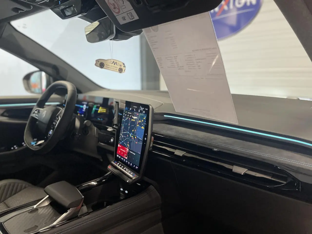 Intérieur avant droit du Renault Austral Esprit Alpine 2025 avec écran tactile vertical et planche de bord en Alcantara.