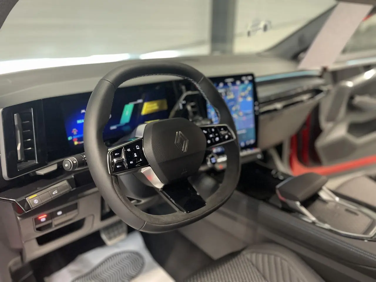 Intérieur du Renault Austral Esprit Alpine 2025, vue du volant en Alcantara et écran tactile central lumineux