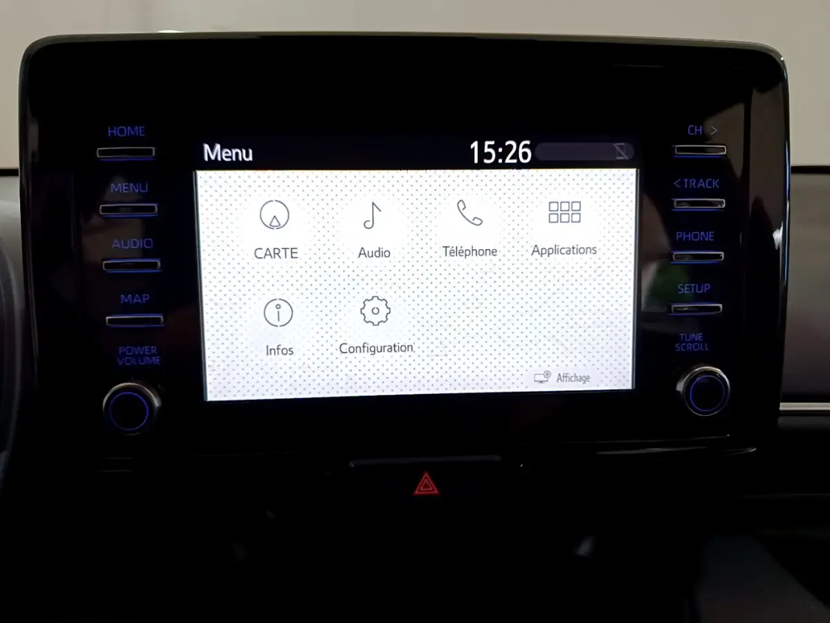 Écran tactile central de la Toyota Yaris Hybride 2021 affichant le menu principal avec options audio et navigation.