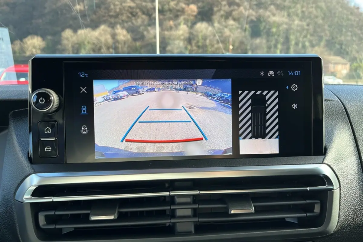 Écran tactile intérieur du Peugeot Traveller 2025 montrant la caméra de recul et l’aide au stationnement.