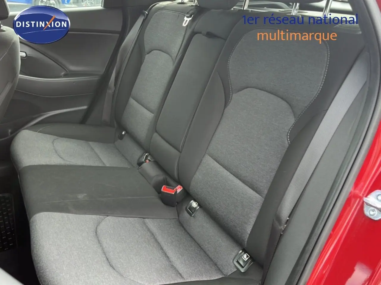 Vue intérieure côté gauche des sièges arrière gris bi-matière d'une Hyundai i30 SW 2023 rouge Sunset Red Metal.